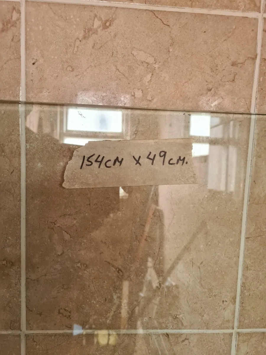 Reinforced safety glass top shelf of display unit - Image 1