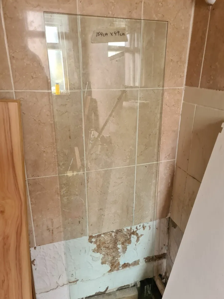 Reinforced safety glass top shelf of display unit - Image 2