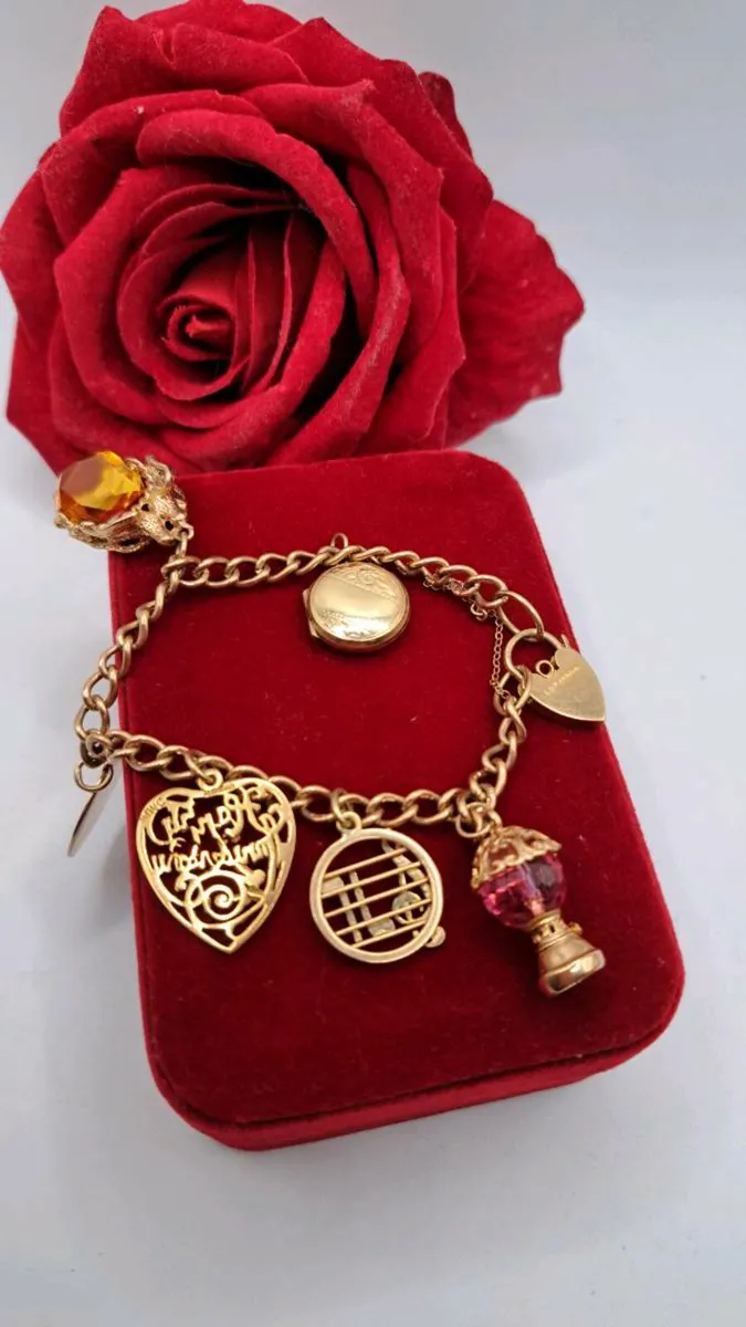 vintage 9 ct charm bracelet - Image 1
