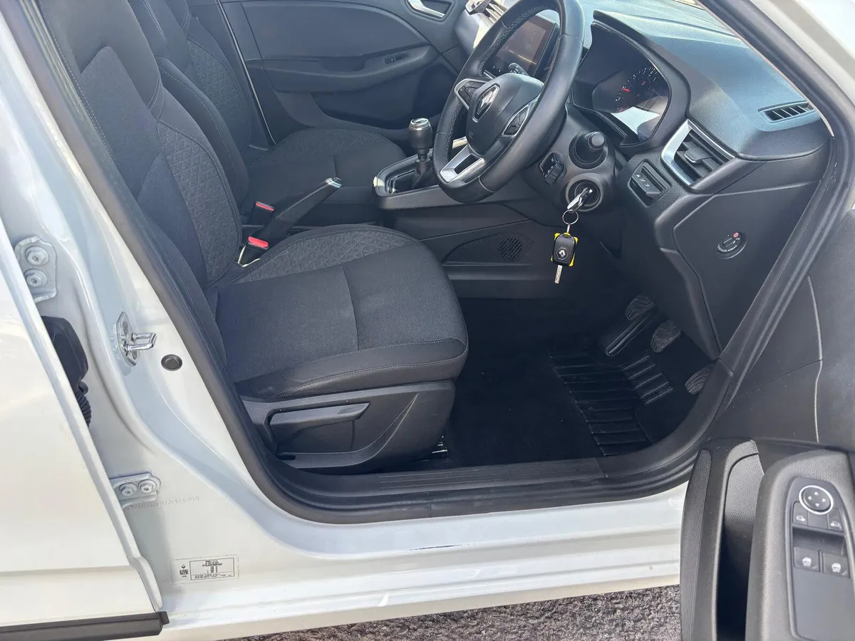 Renault Clio 2022  1.0  PETROL   FINANCE  ARRANGED - Image 4