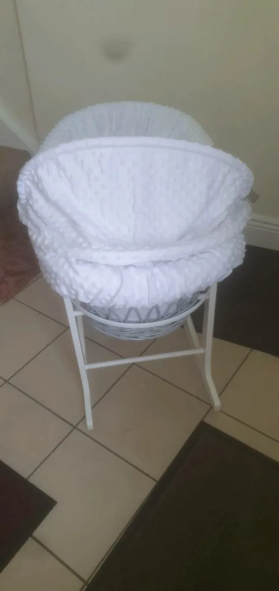 Moses basket on rocking stand - Image 3