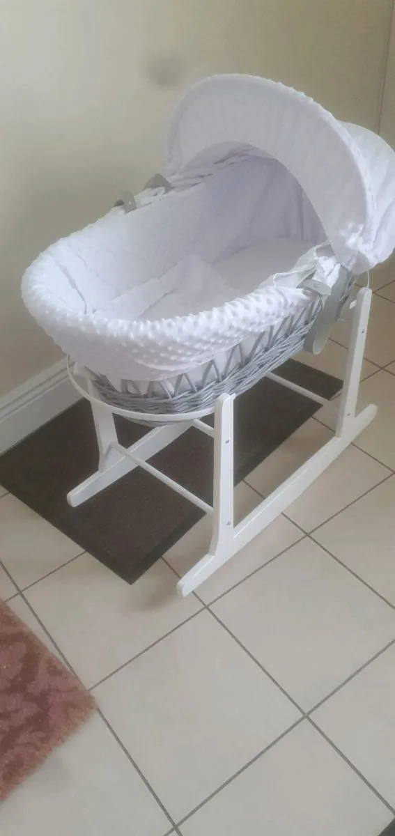 Moses basket on rocking stand - Image 4