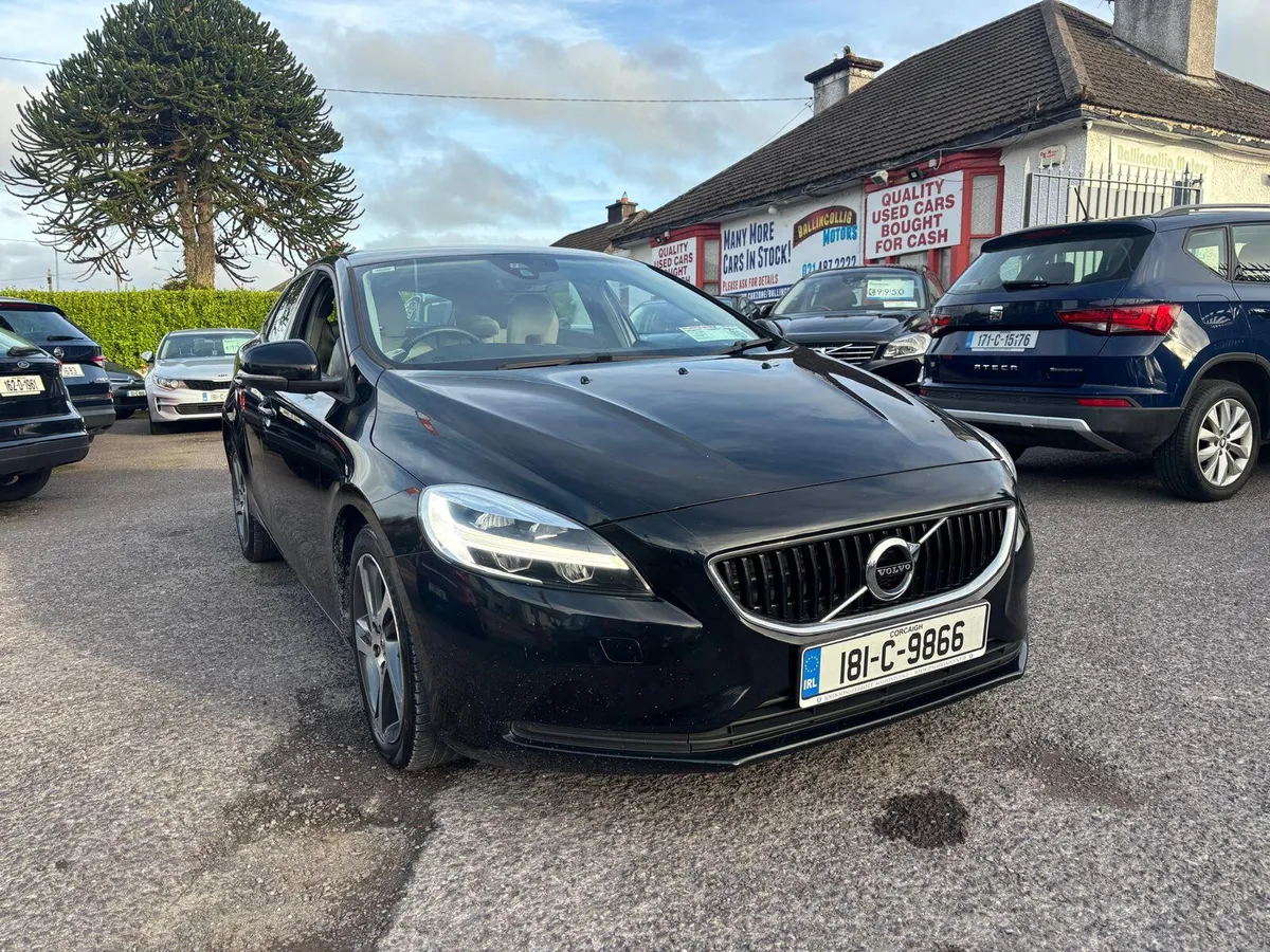 Volvo V40 2018   ONE  OWNER ,  FULL VOLVO  HISTORY - Image 2
