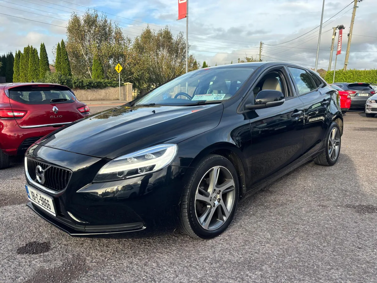 Volvo V40 2018   ONE  OWNER ,  FULL VOLVO  HISTORY - Image 3