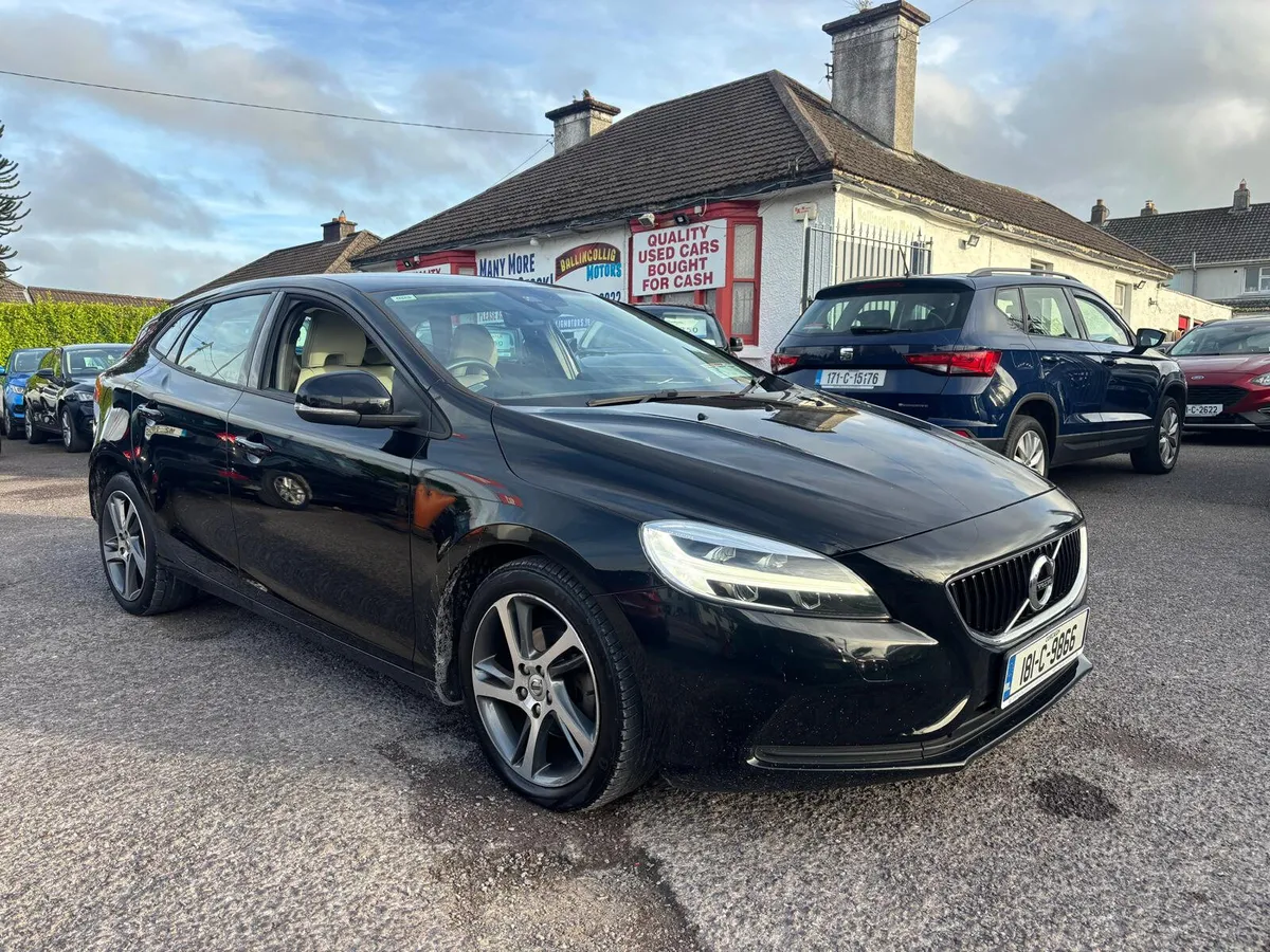 Volvo V40 2018   ONE  OWNER ,  FULL VOLVO  HISTORY - Image 1