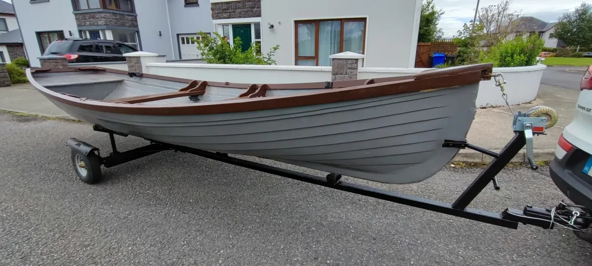 Boat, trailer, 5hp engine and brand new oars - Image 2