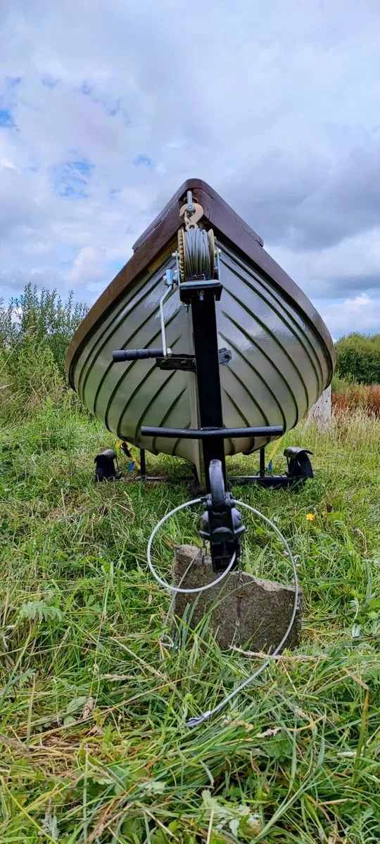 Boat, trailer, 5hp engine and brand new oars - Image 3
