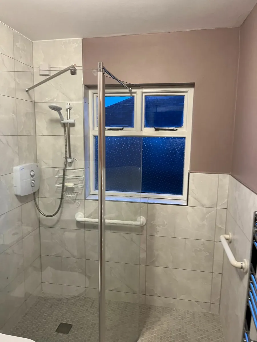 shower screen & towel radiator - Image 1