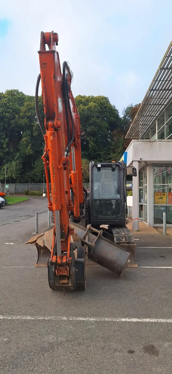 HITACHI 9 TON EXCAVATOR - Image 4