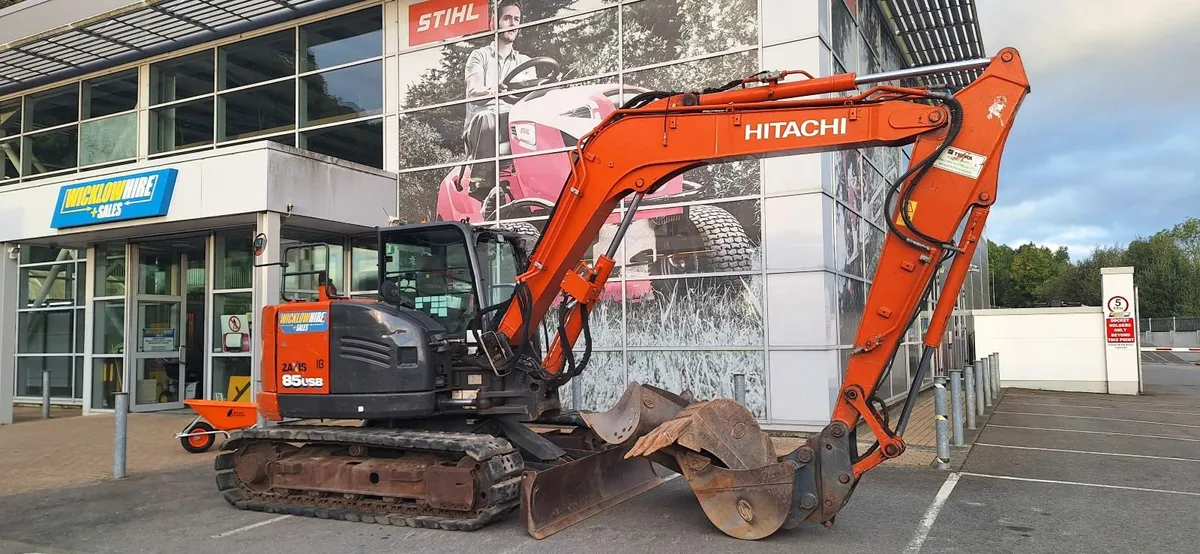 HITACHI 9 TON EXCAVATOR - Image 1