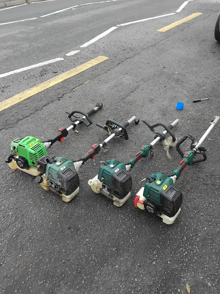 4 grass strummers for parts 30e each - Image 1