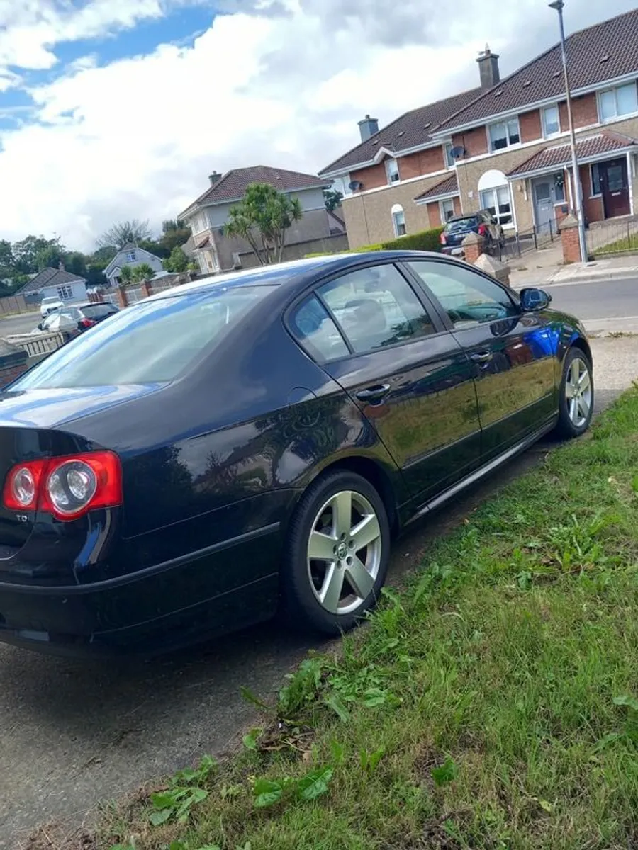 2010 Volkswagen Passat - Image 2