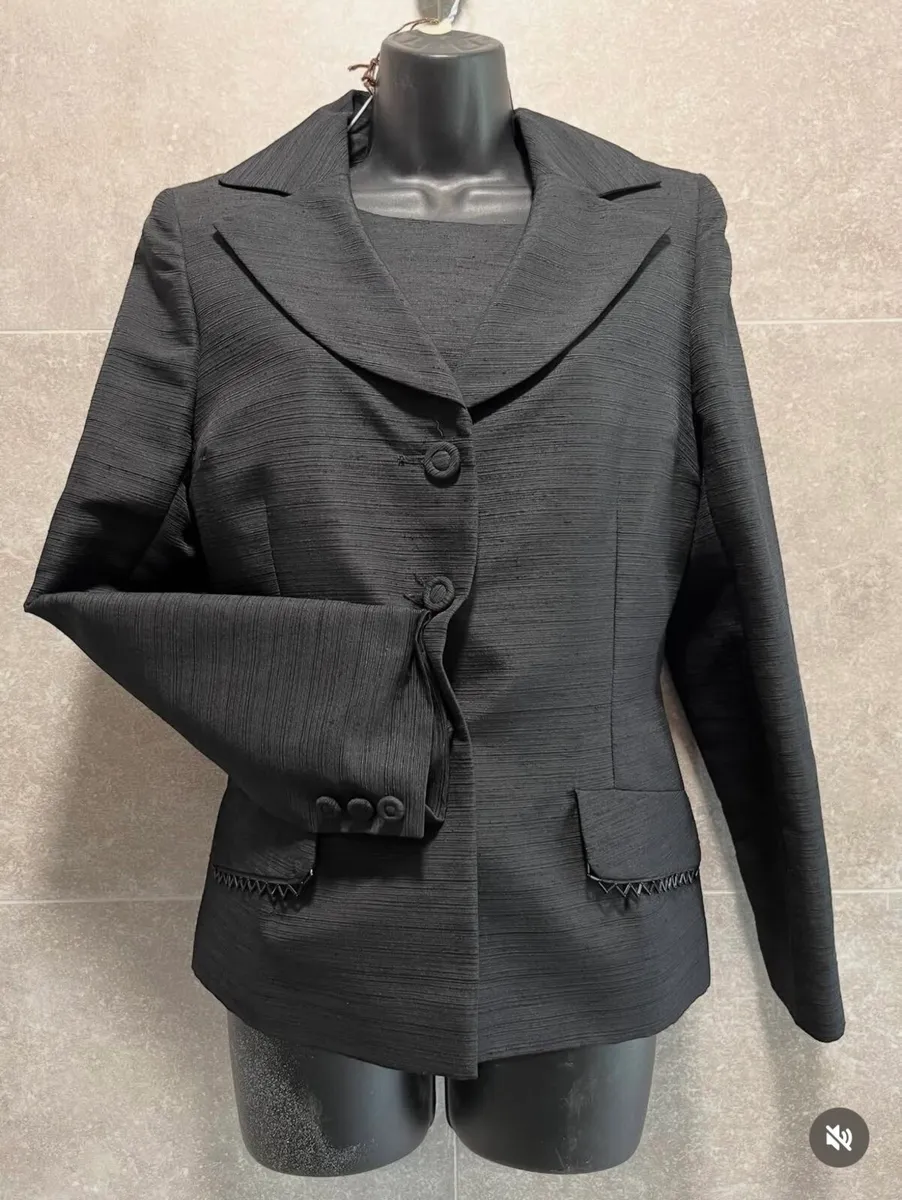 Ladies suit - Image 1