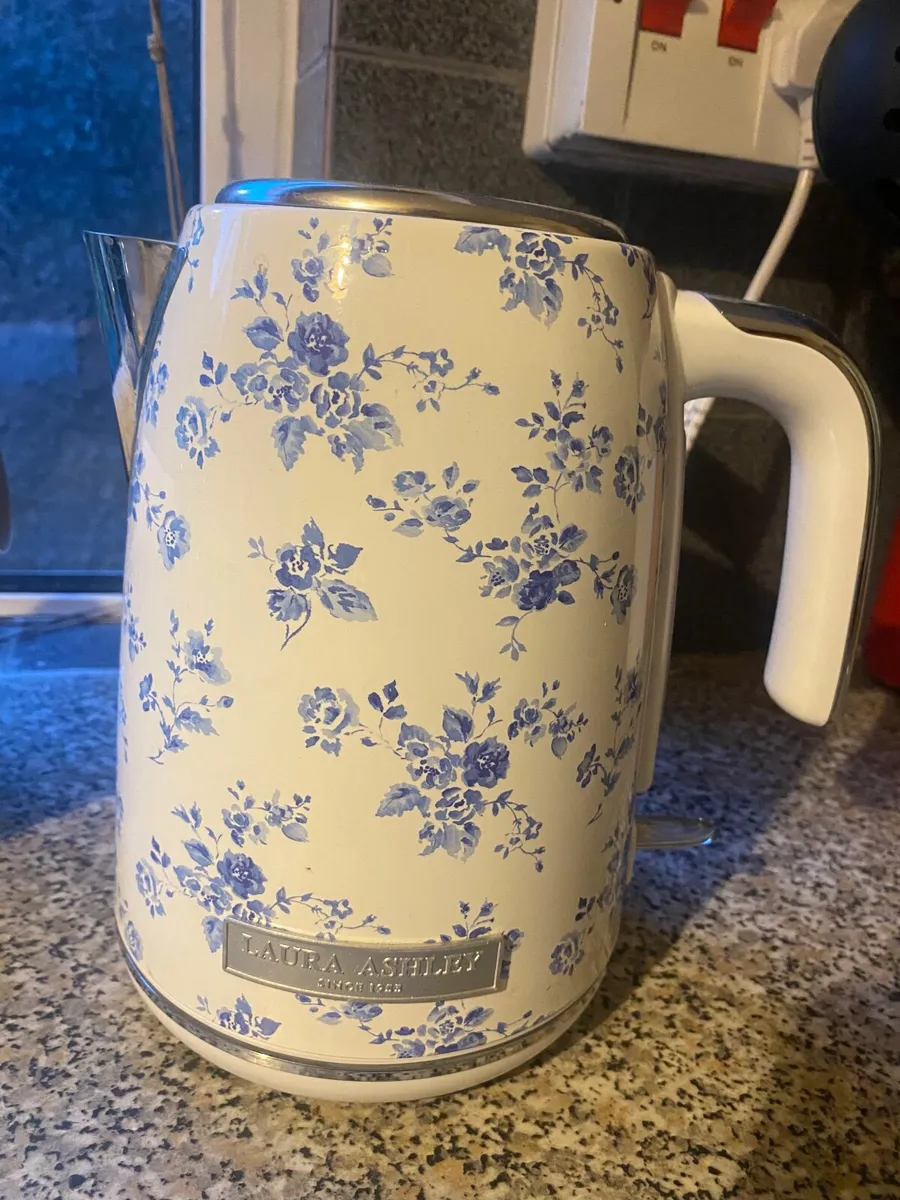 Laura Ashley China Rose kettle - Image 1