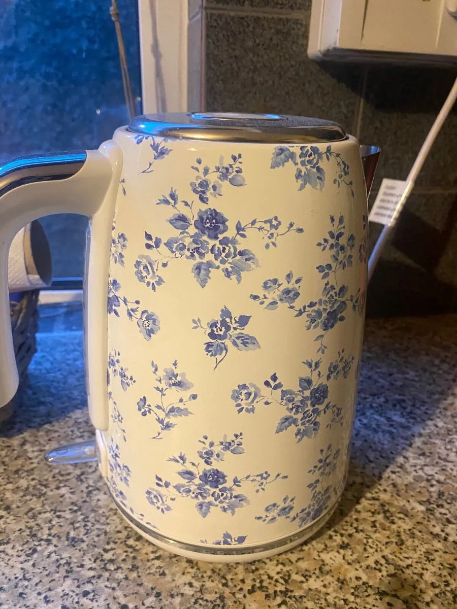Laura Ashley China Rose kettle - Image 2