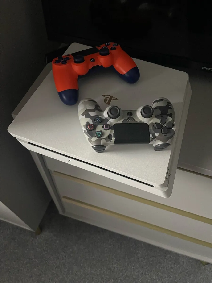 White PlayStation 4