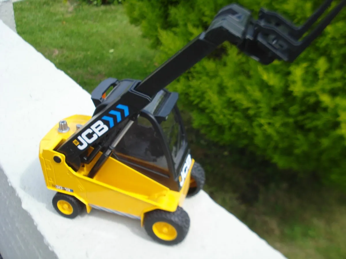 BRUDER JCB 30-19E ELECTRIC FORKLIFT MODEL. - Image 2