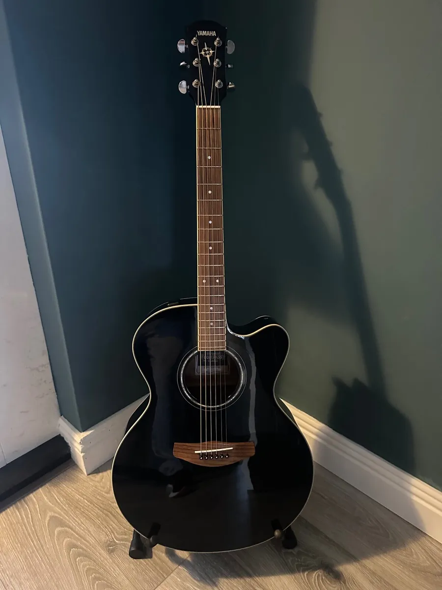 Yahama acoustic guitar - Image 1