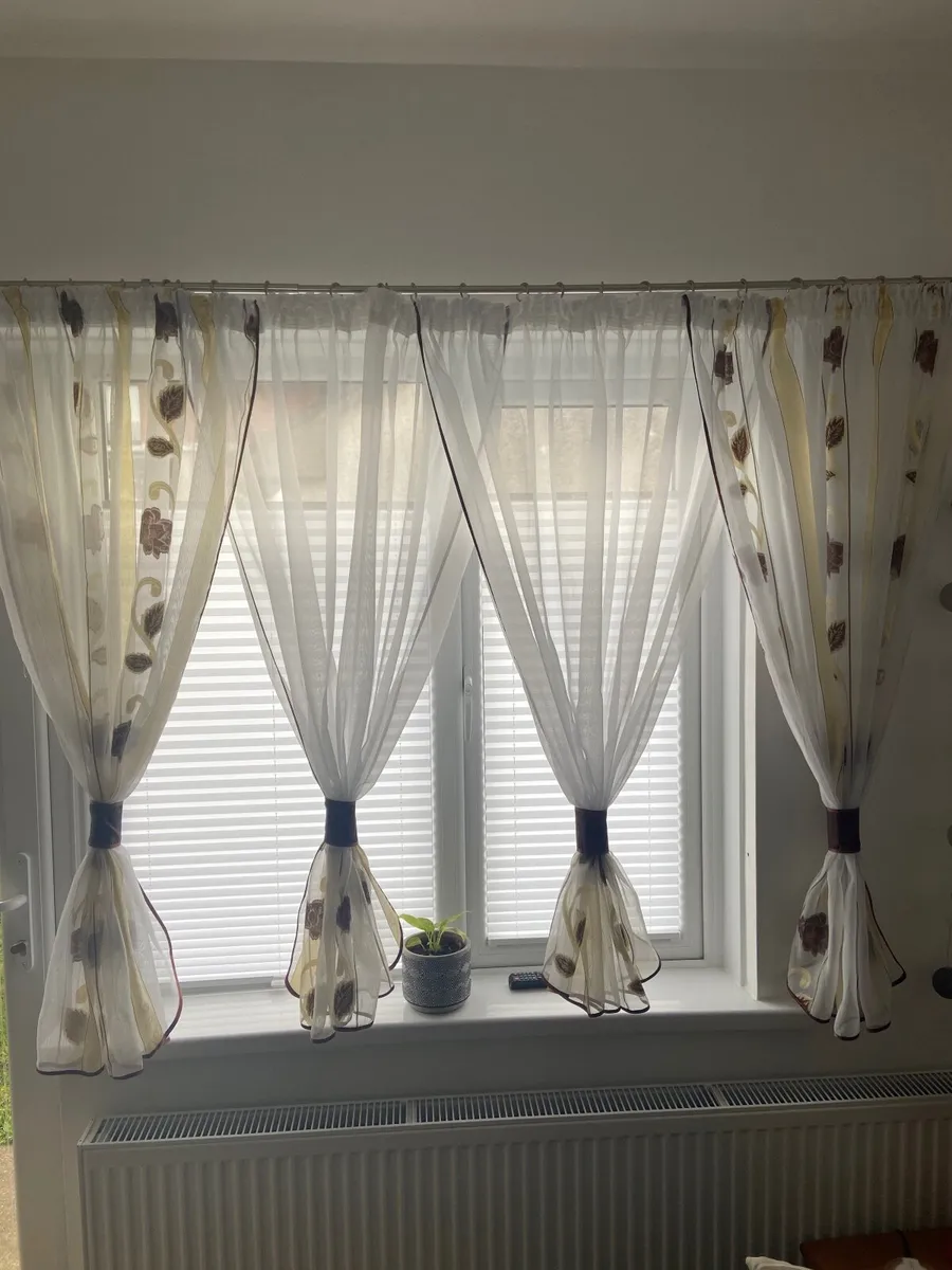 curtain - Image 1