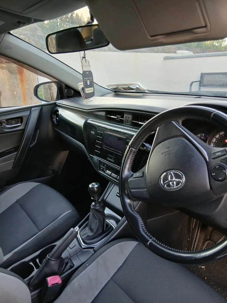 Toyota Auris 2015 - Image 2