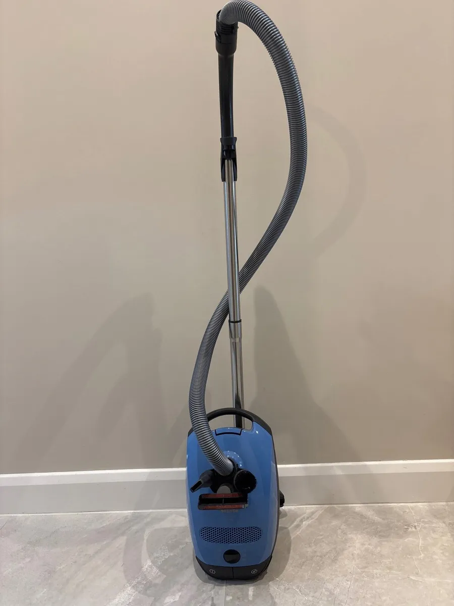 Miele Vacuum Cleaner - Image 2
