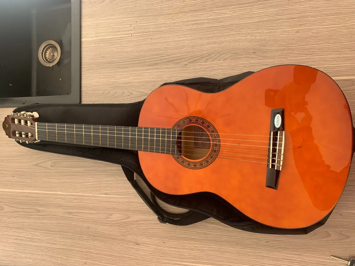 Valencia 3/4 school guitar - Image 1