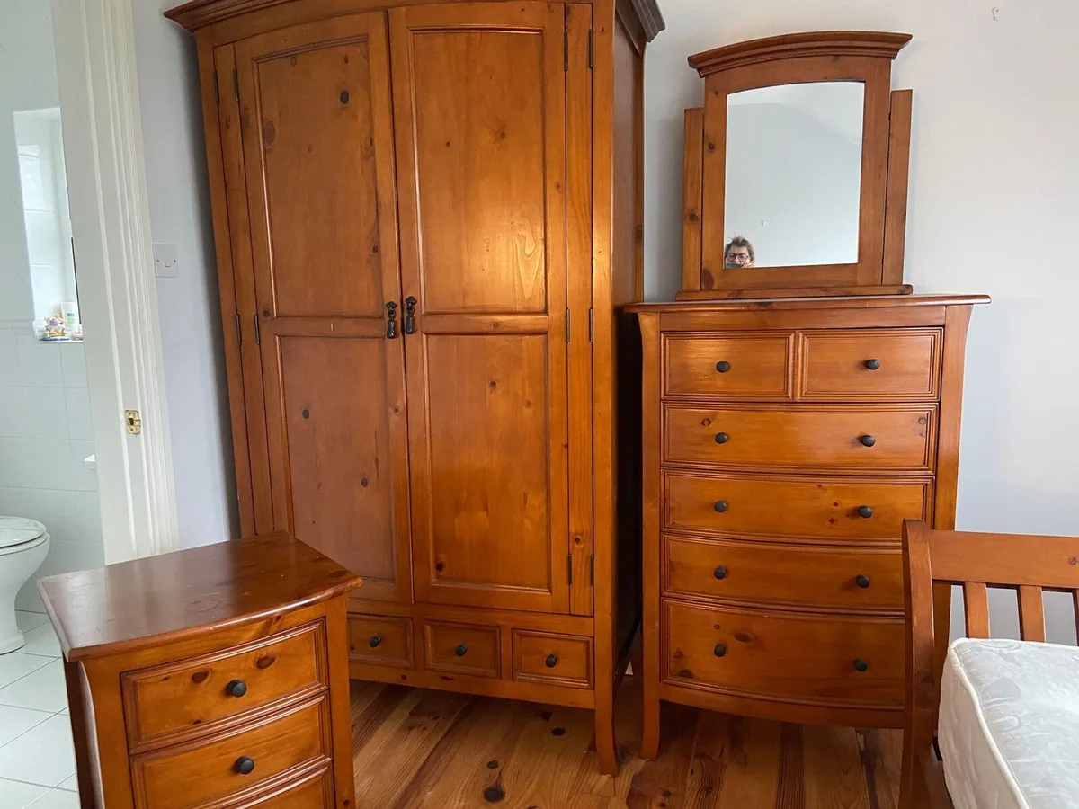 Bedroom furniture set - Image 1