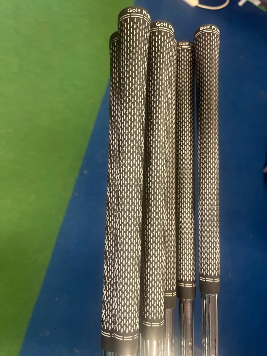 Titleist T100s 4-pw steel right hand used. - Image 3