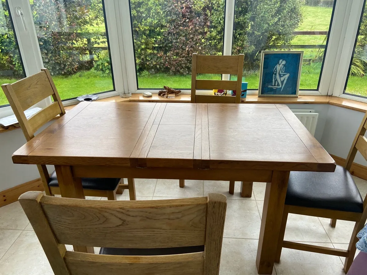 SOLID WOOD TABLE  4 CHAIRS   2 HIGH KITCHEN STOOLS - Image 1