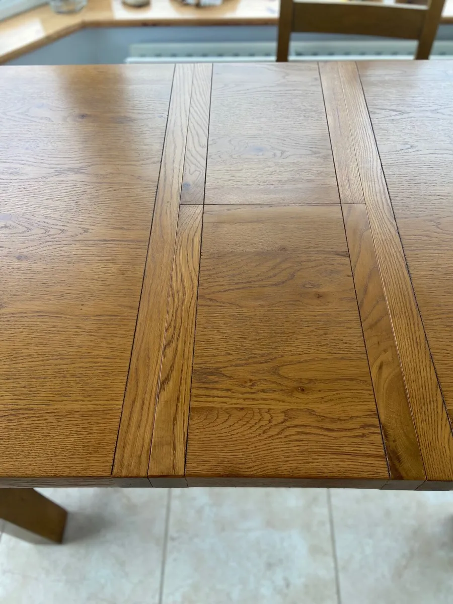 SOLID WOOD TABLE  4 CHAIRS   2 HIGH KITCHEN STOOLS - Image 2