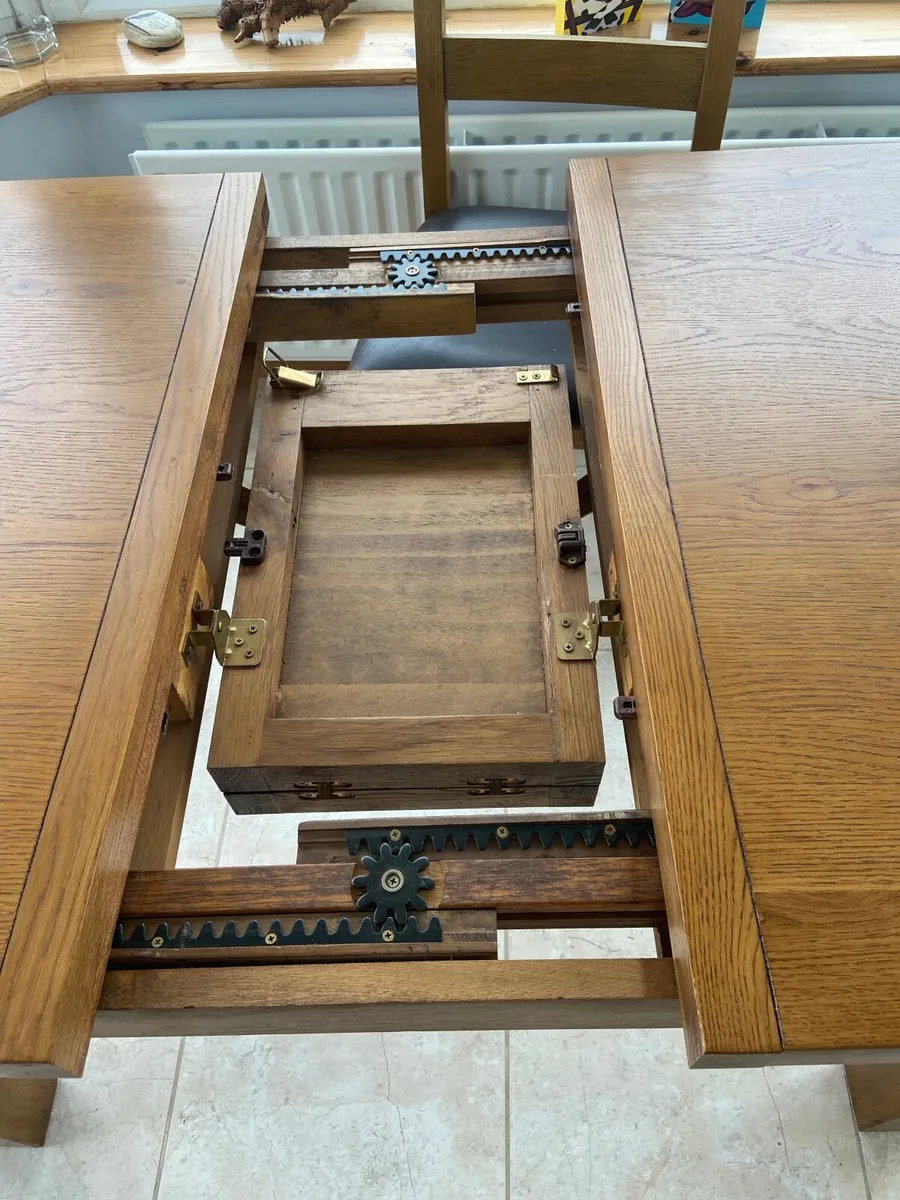 SOLID WOOD TABLE  4 CHAIRS   2 HIGH KITCHEN STOOLS - Image 3