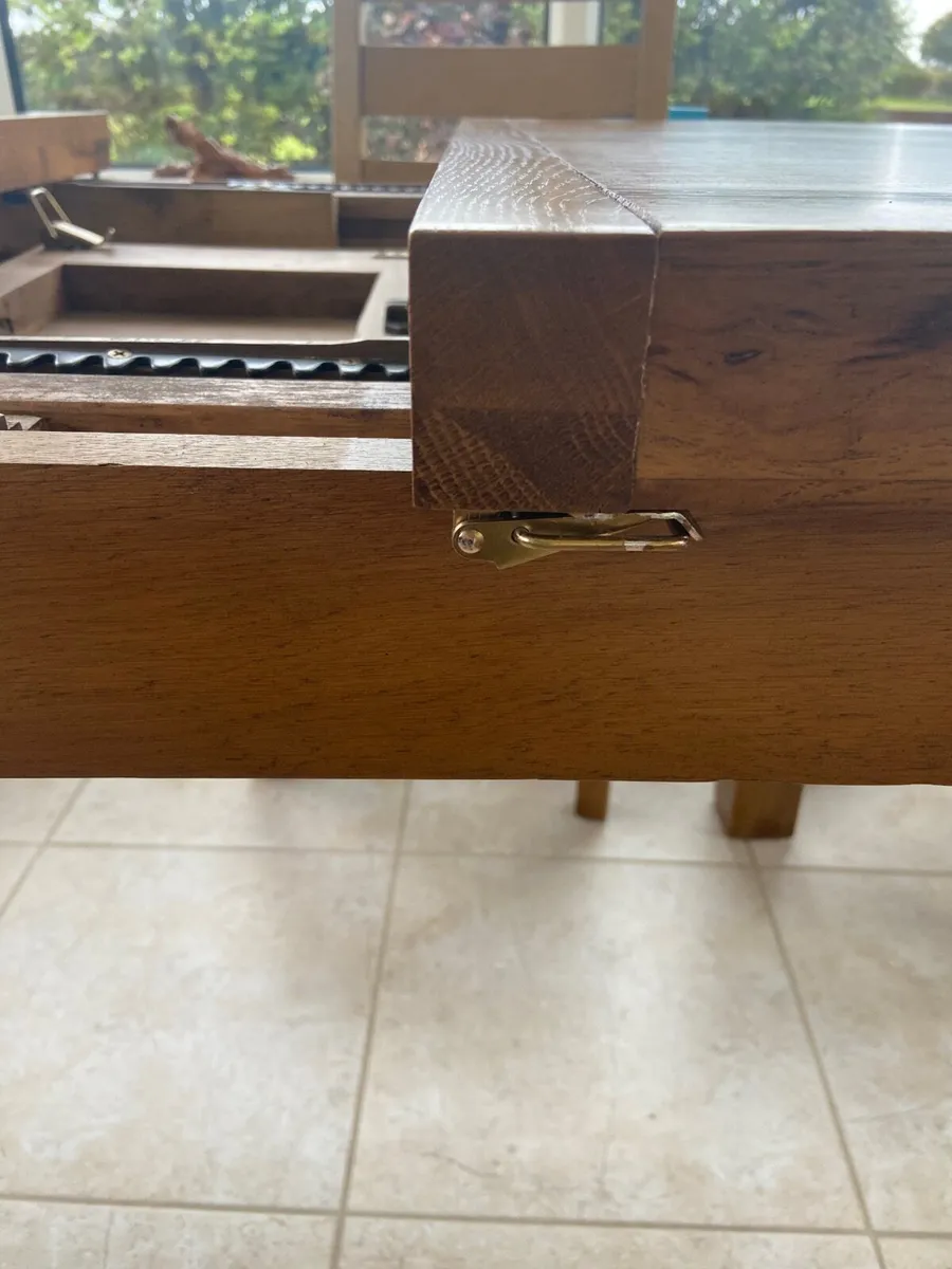 SOLID WOOD TABLE  4 CHAIRS   2 HIGH KITCHEN STOOLS - Image 4