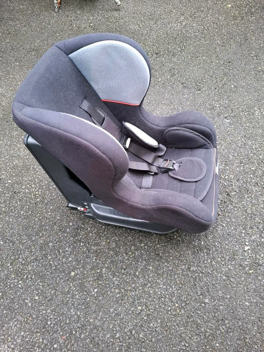 Free to take away.       Baby car seat - Image 1