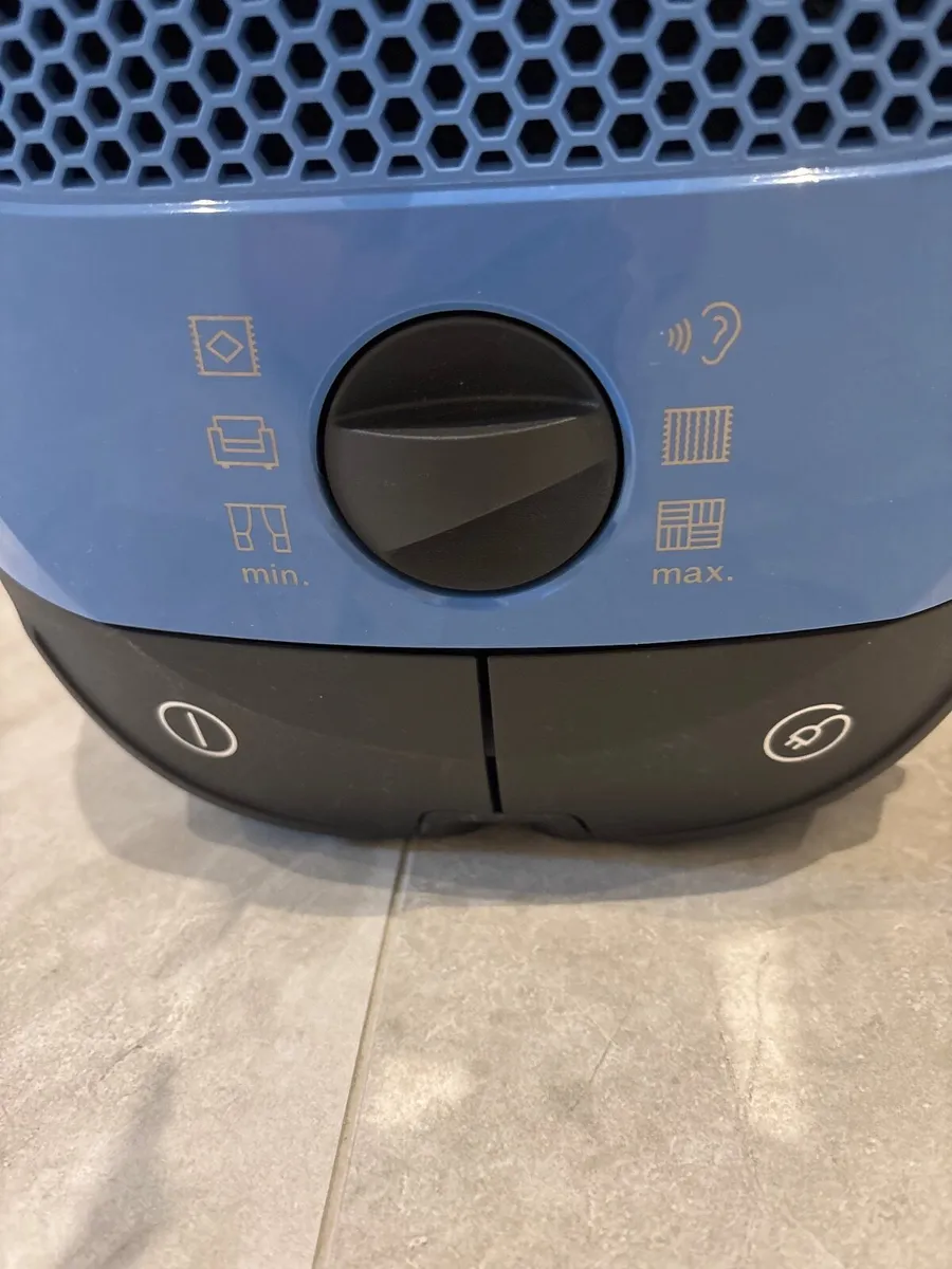 Miele Vacuum Cleaner - Image 3