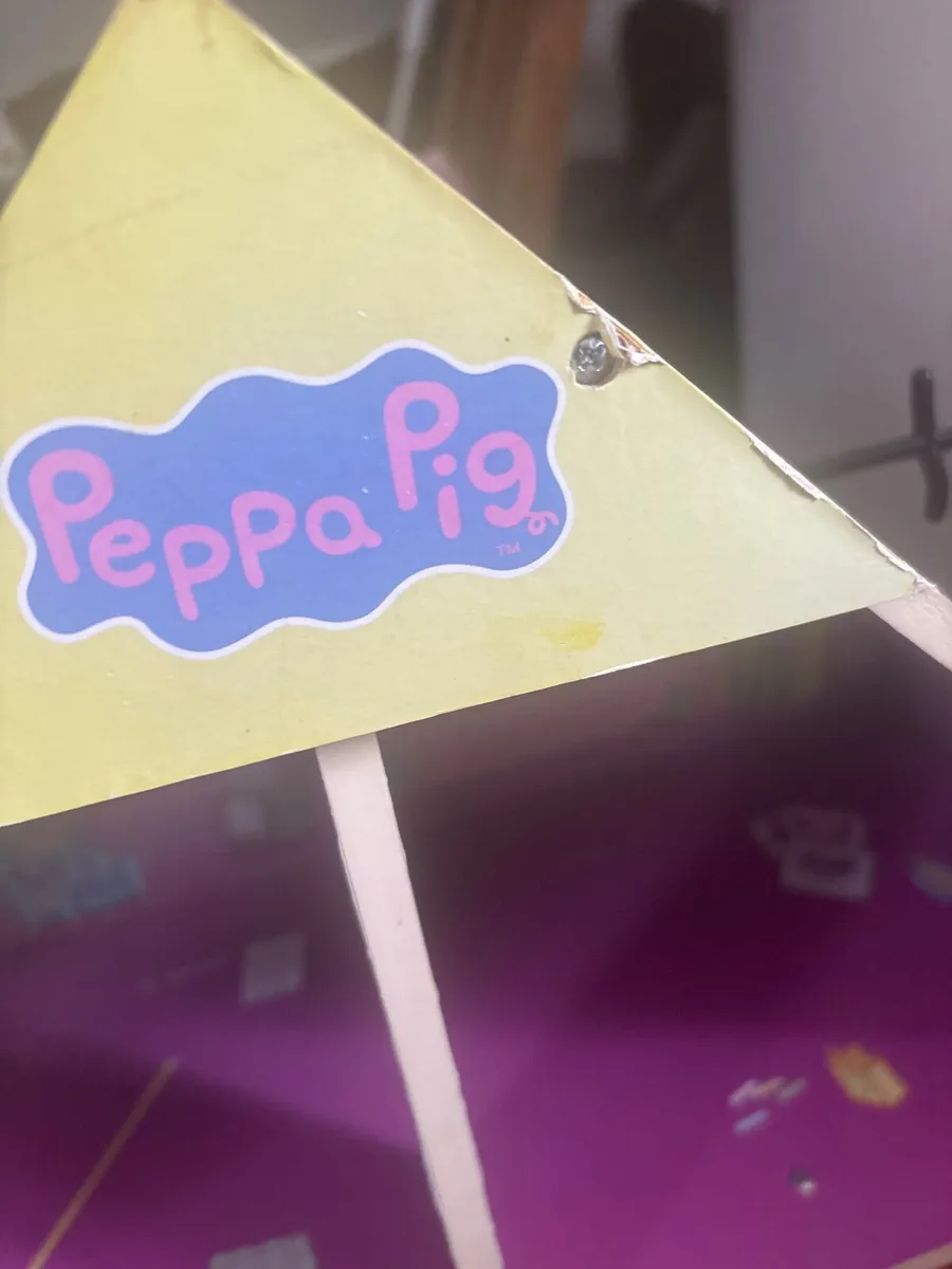 Peppa pig house and toys - Image 2