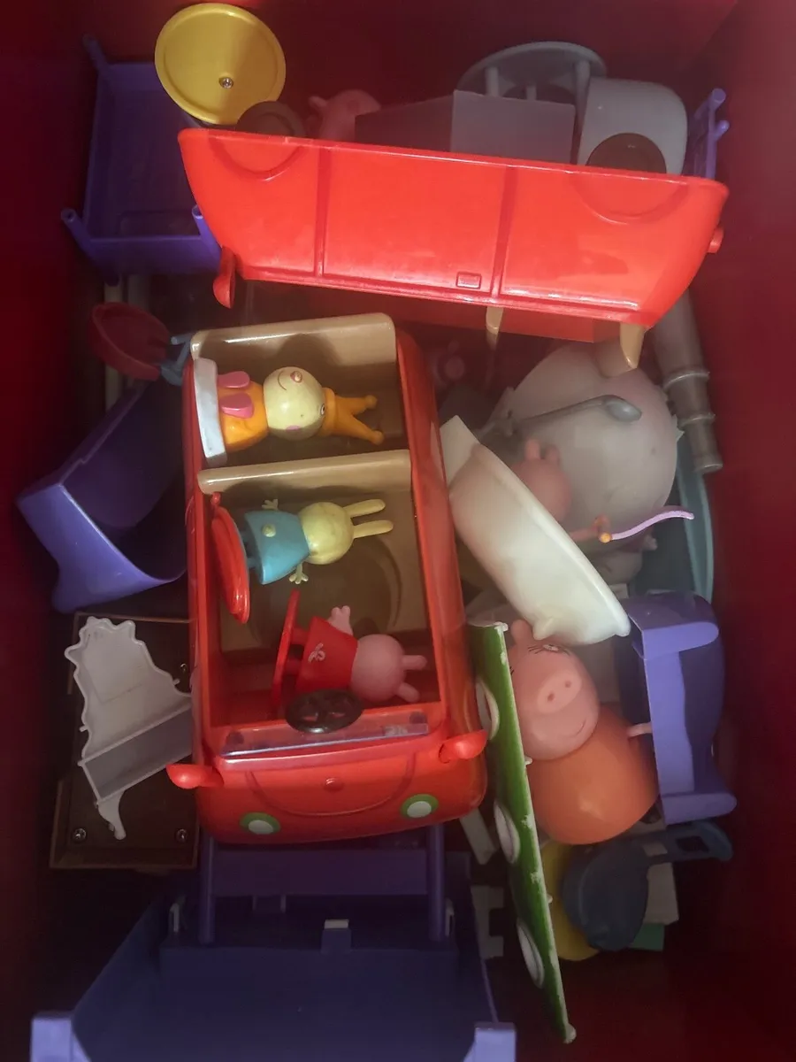Peppa pig house and toys - Image 3