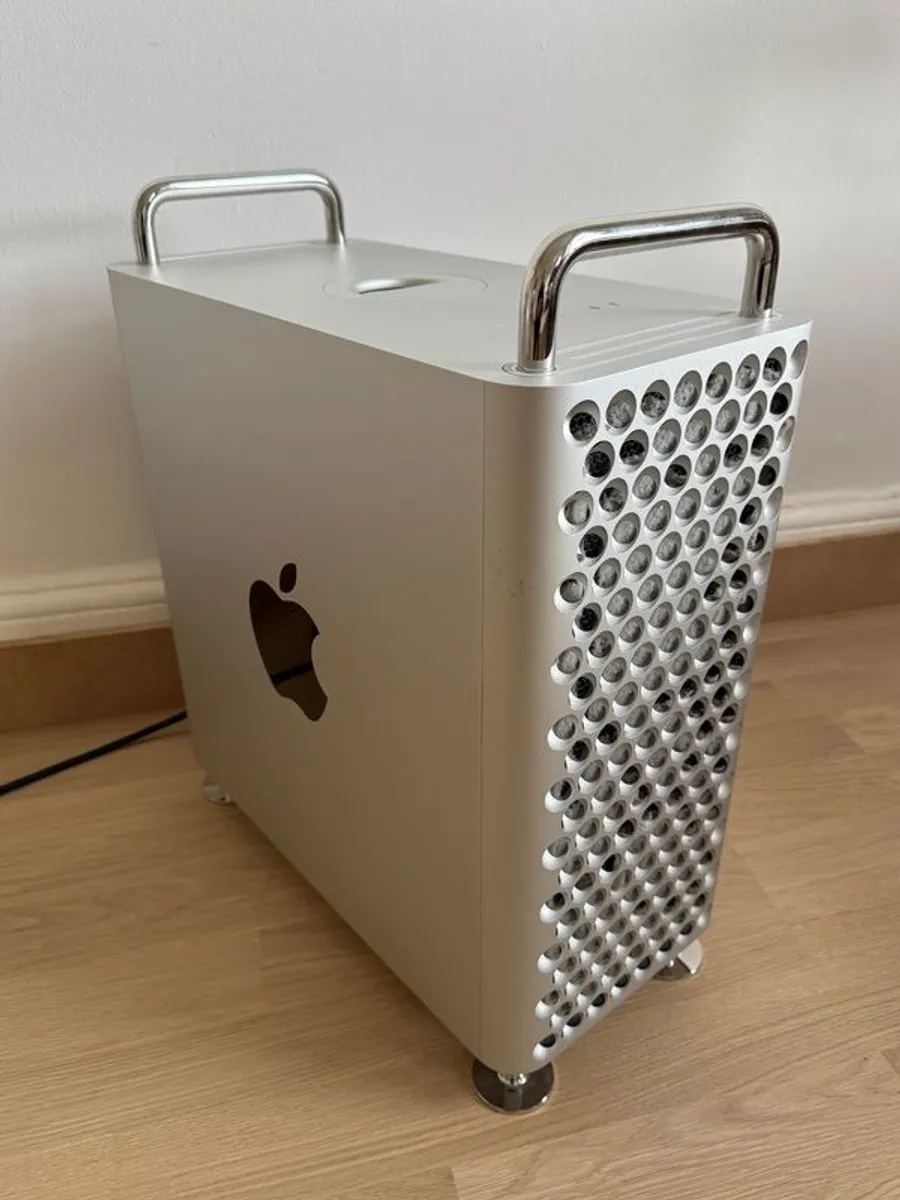 Mac Pro 3.3GHz 12-core, 48GB DDR4, 16GB Radeon Pro - Image 1