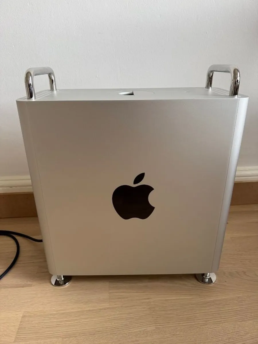 Mac Pro 3.3GHz 12-core, 48GB DDR4, 16GB Radeon Pro - Image 2