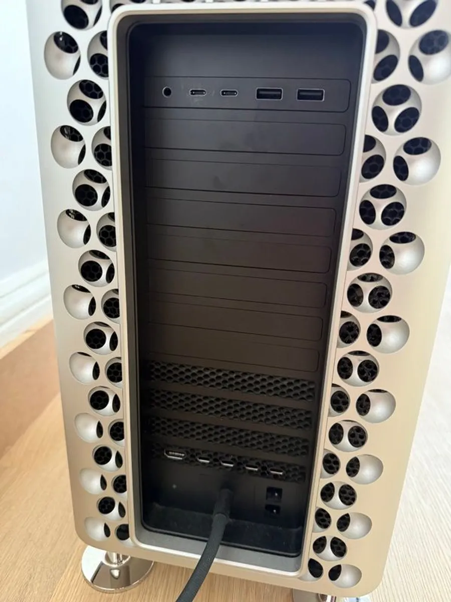 Mac Pro 3.3GHz 12-core, 48GB DDR4, 16GB Radeon Pro - Image 4