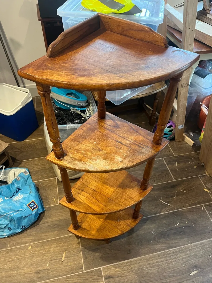 Corner shelf