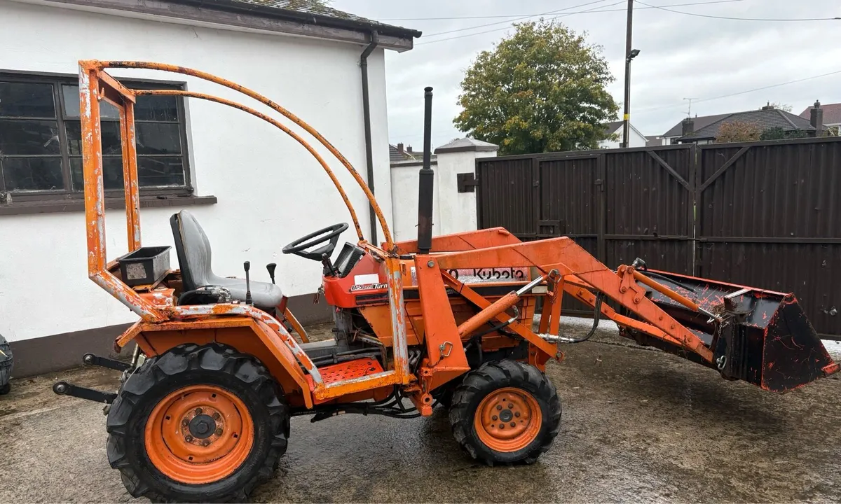 Kubota 4x4 Diesel Tractor with loader - Image 1