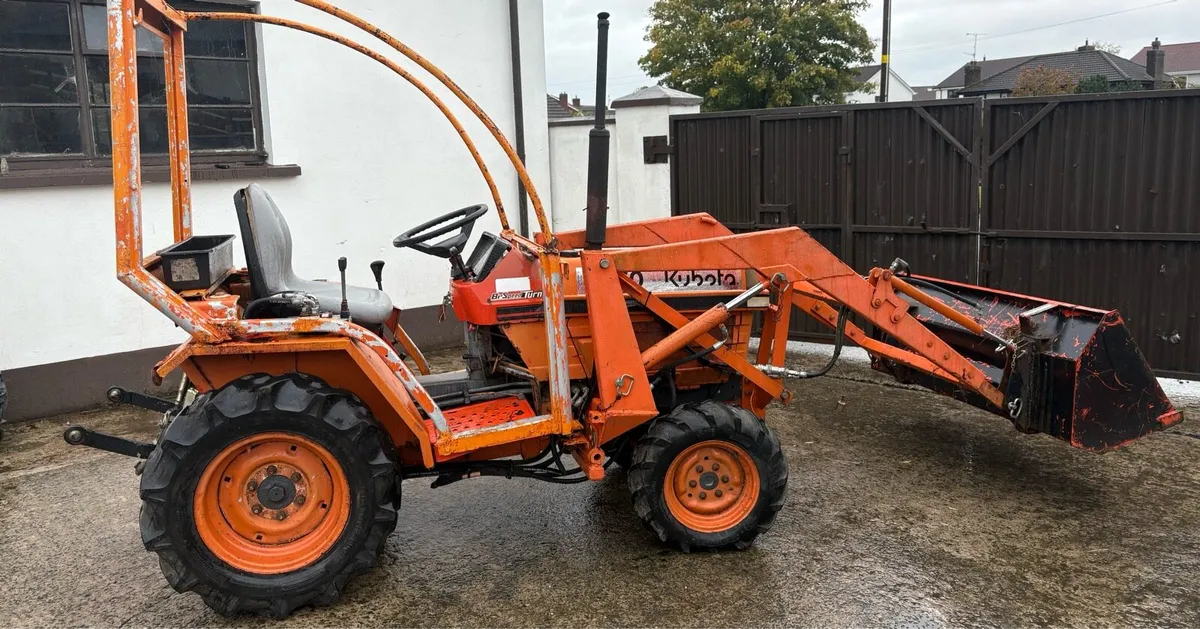 Kubota 4x4 Diesel Tractor with loader - Image 2