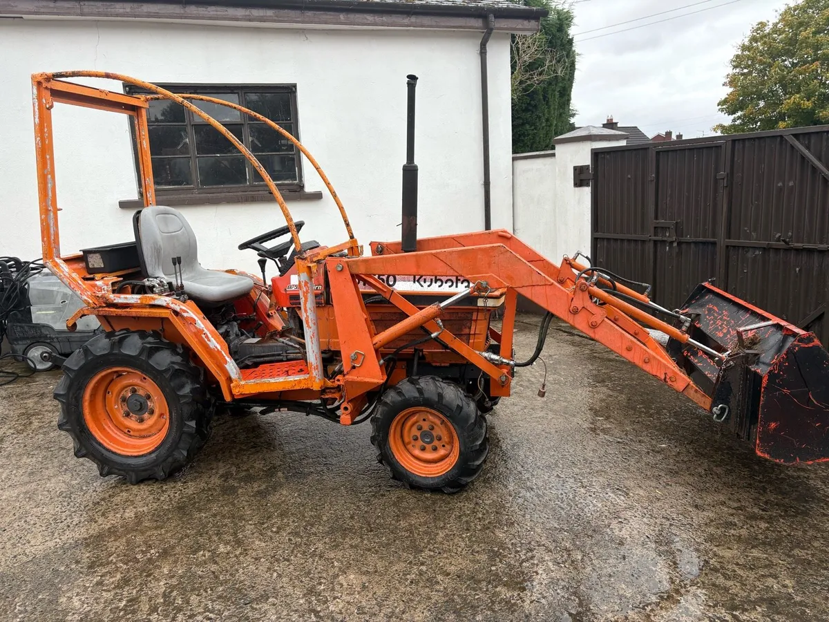 Kubota 4x4 Diesel Tractor with loader - Image 3