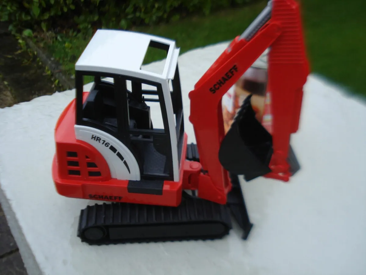 BRUDER SCHAEFF HR16 MINI EXCAVATOR. 1/16 SCALE. - Image 3