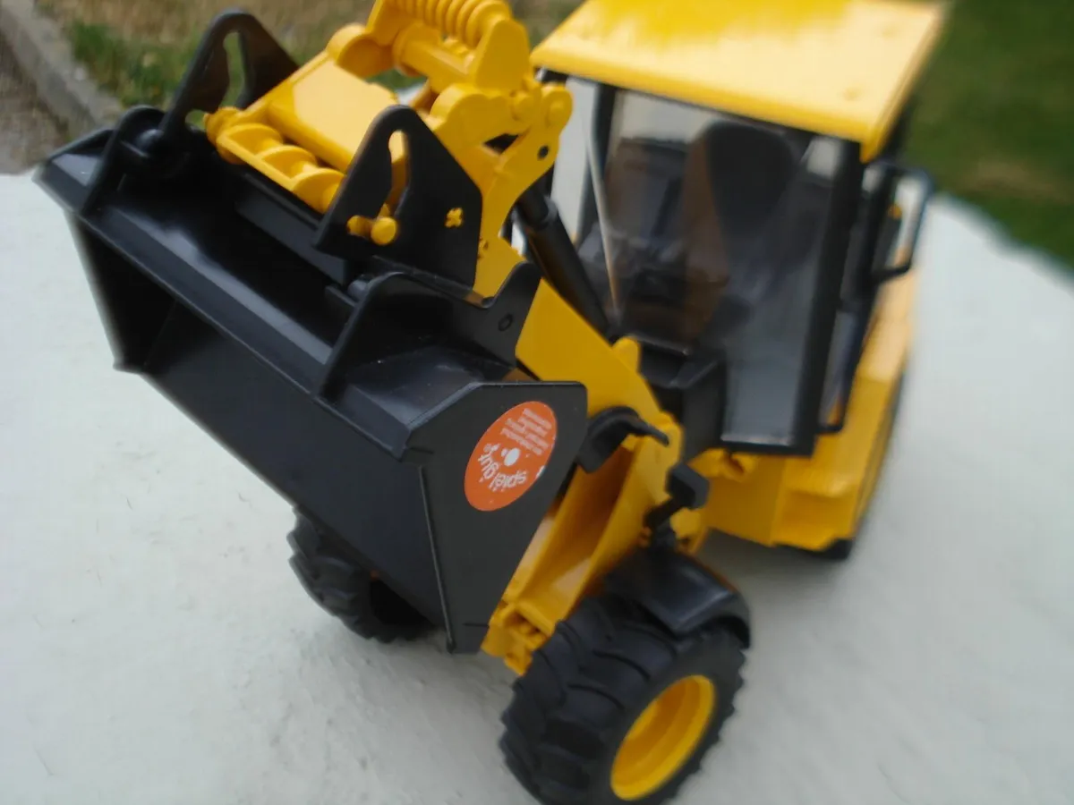 BRUDER CAT RUBBER WHEELS LOADER. - Image 4