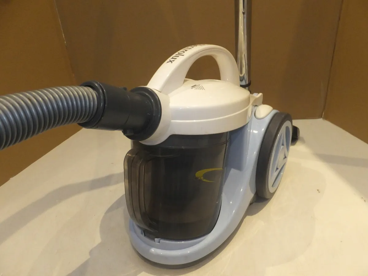 Electrolux vacuum cleaner - Image 4