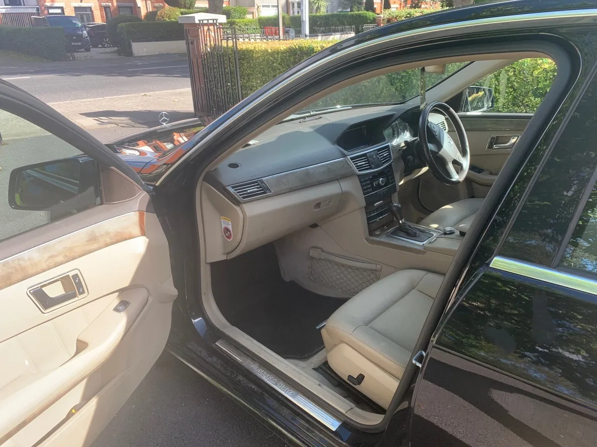 Mercedes-Benz E-Class 2010 - Image 4
