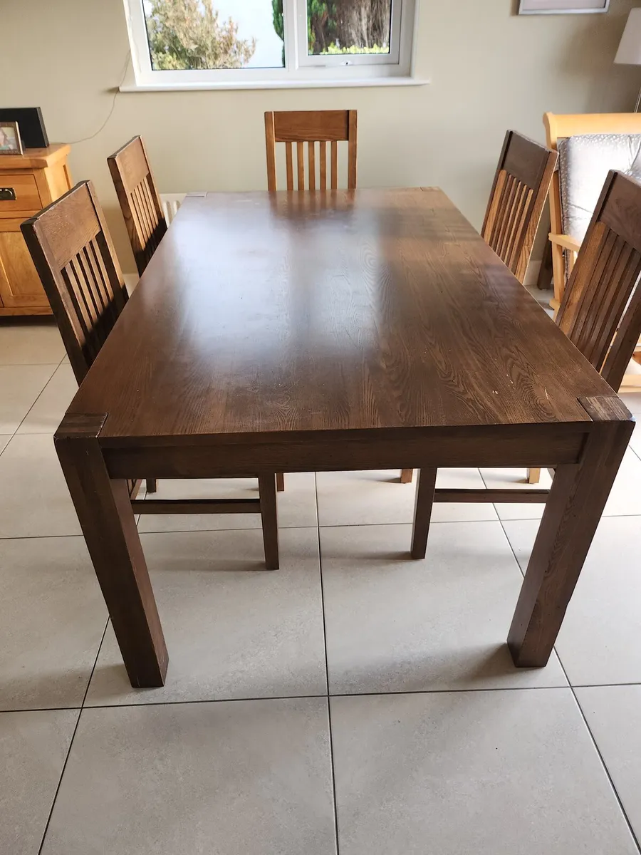 Table and chairs - Image 2