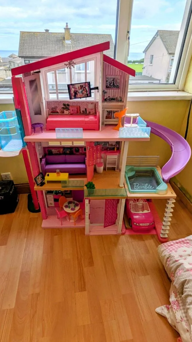 Barbie Dreamhouse and car - Image 1