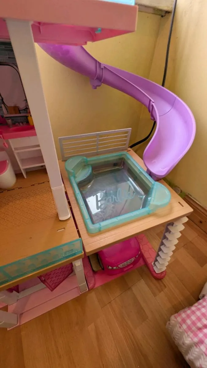Barbie Dreamhouse and car - Image 2